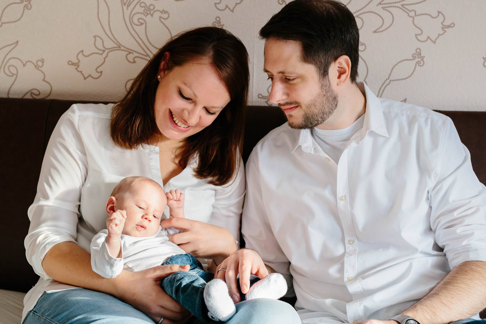 Entspannte Familienfotos zu Hause. Neugeborenen Fotos zu Hause
