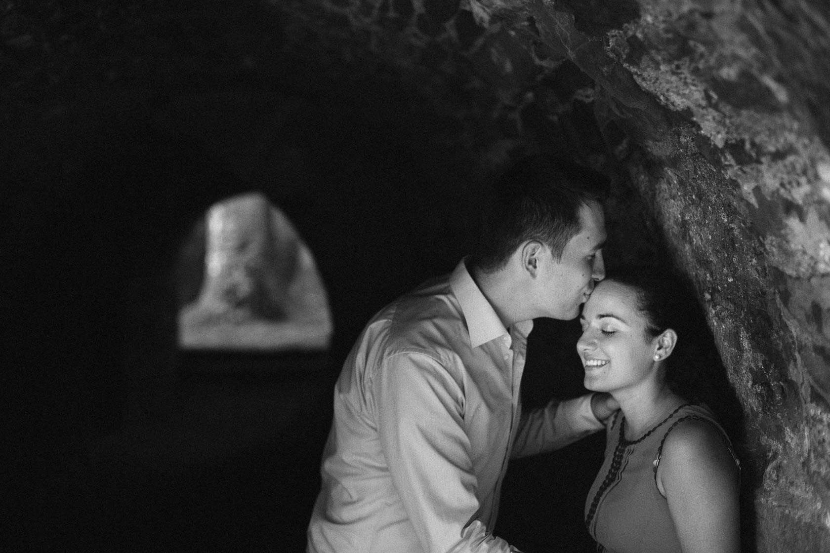 Engagement Fotoshooting von Laura und Viktor in Karlsbad zärtlicher Kuss auf Stirn