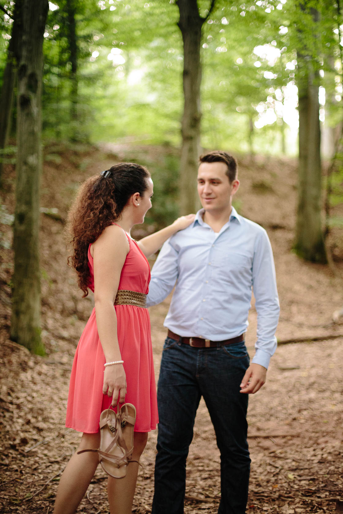 Engagement Fotoshooting von Laura und Viktor in Karlsbad im Wald balancierend Barbara Kapelle