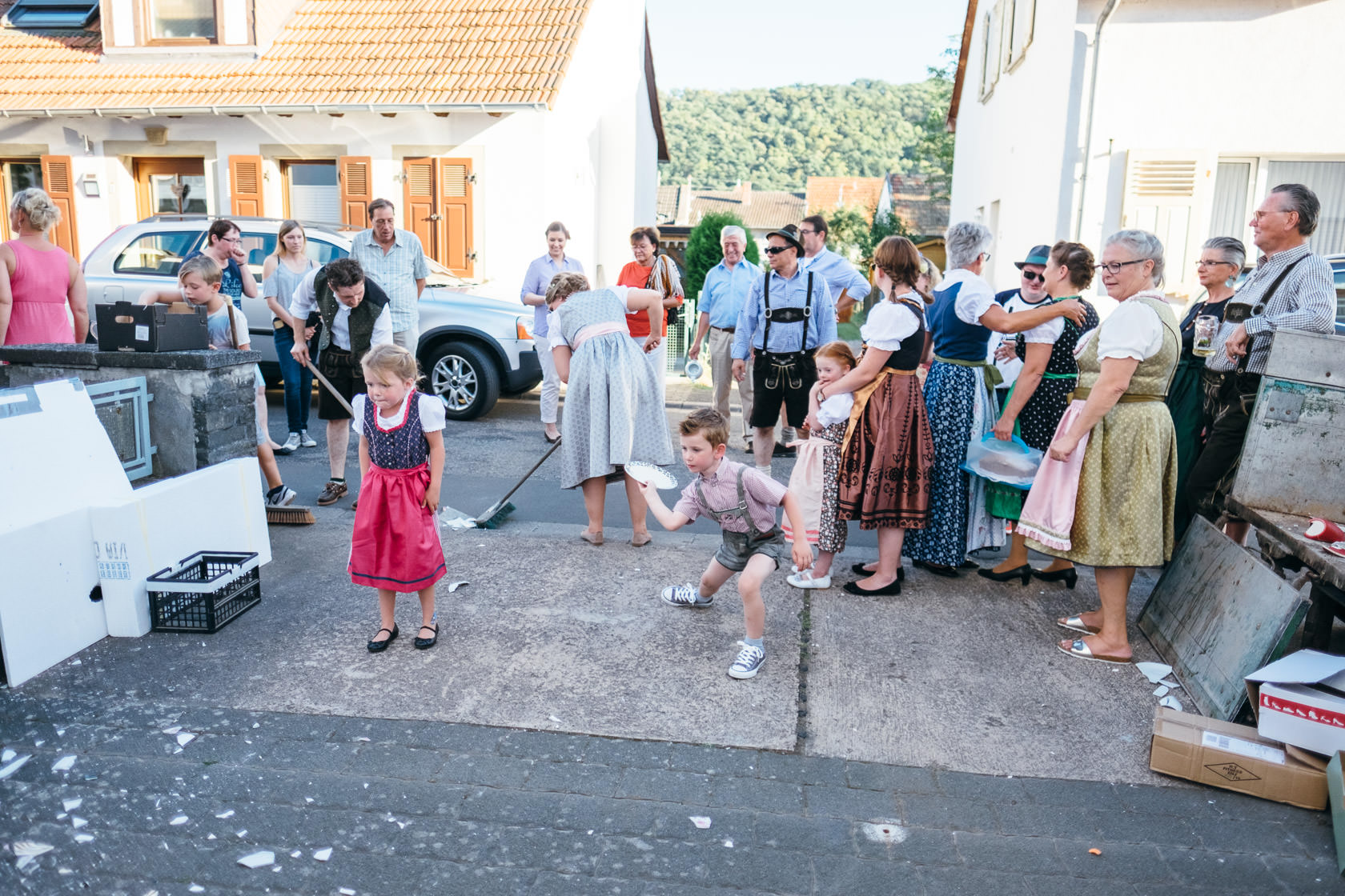 Bayrischer Polterabend in Norheim an der Nahe Alex und Jasmin Zerbrochenes Geschirr Scherben bringen Glück Hochzeit Wedding