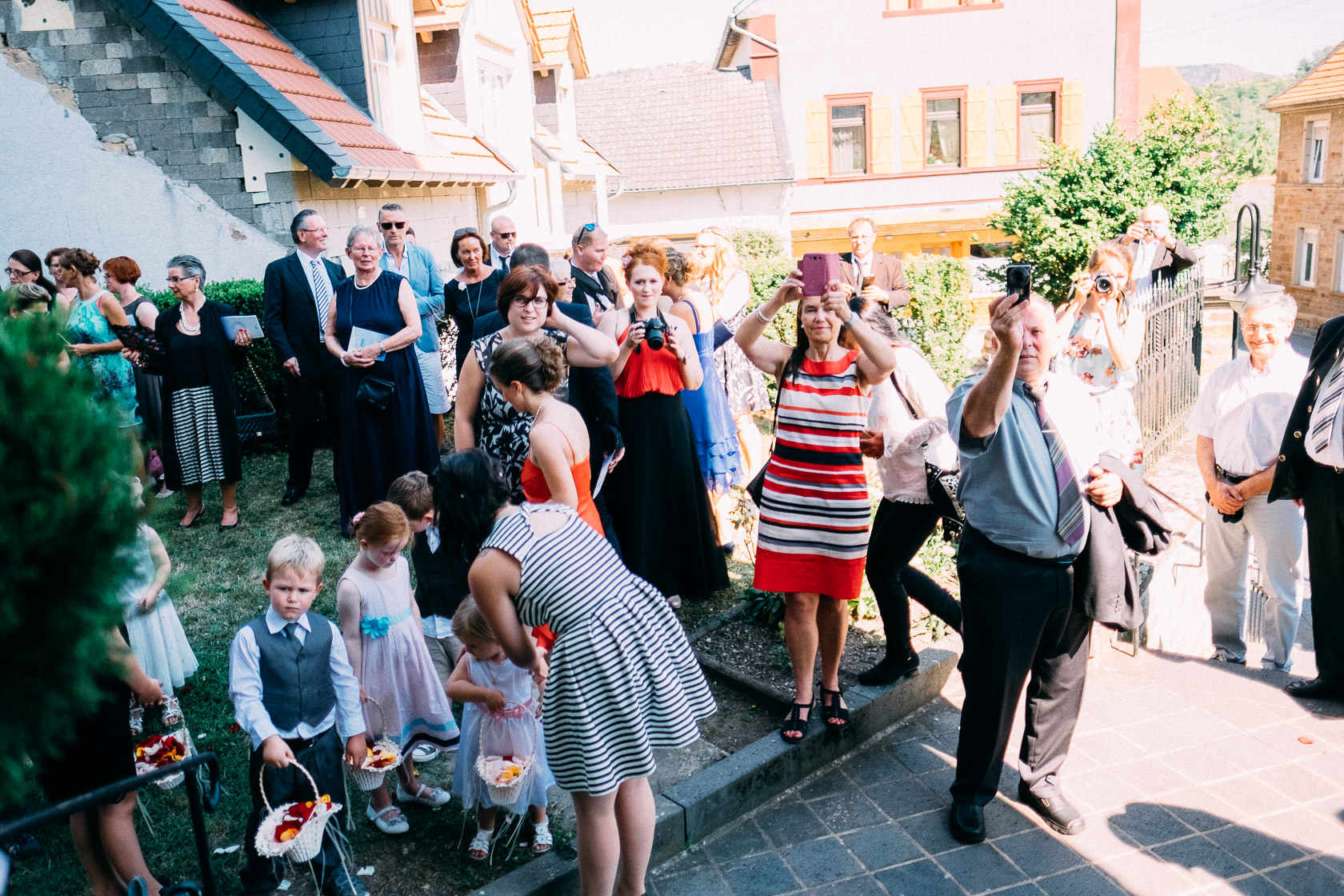 Blauweiße Hochzeit in Bad Kreuznach Auszug des Brautpaars nach der Hochzeit Gratulation durch die Gäste