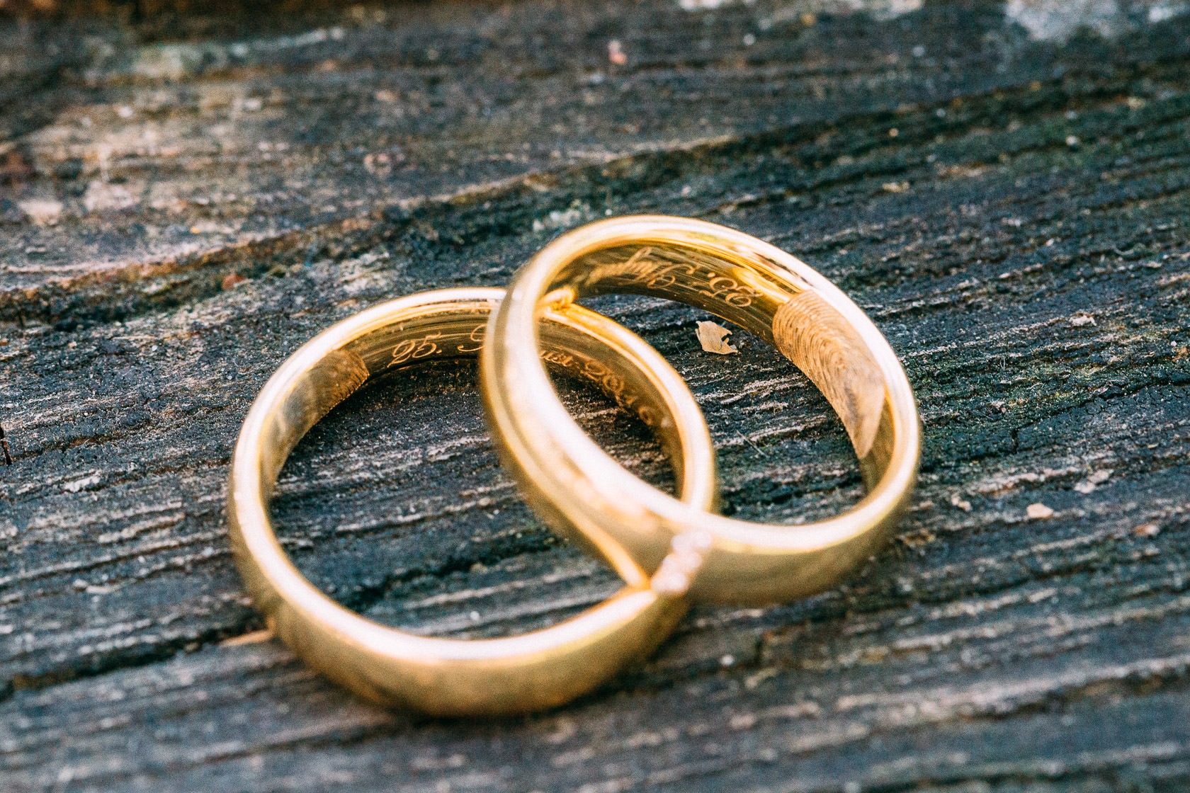Blauweiße Hochzeit in Bad Kreuznach Paarfotos im Kurpark Details Ringe und Brautstrauß Gold Ehering