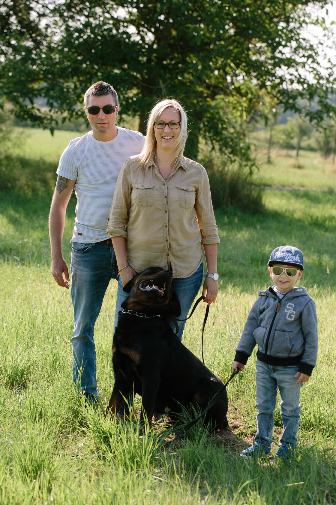 Entspannte Familienfotos mit Hund Ungestellte Familienfotos Familienportraits Familienfotoshooting Familienbilder mit Kind Laufrad Ungestellt Natürlich