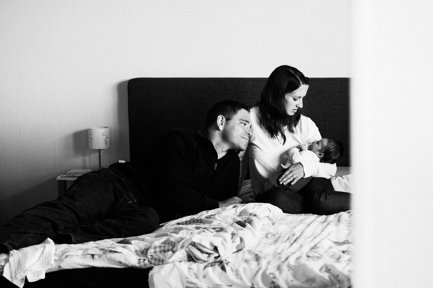 Familienfotograf Karlsruhe Homestory Newborn Fotoshooting Natuerliche Fotografie Echtes Leben Echte Fotografie Neugeborenenfotografie