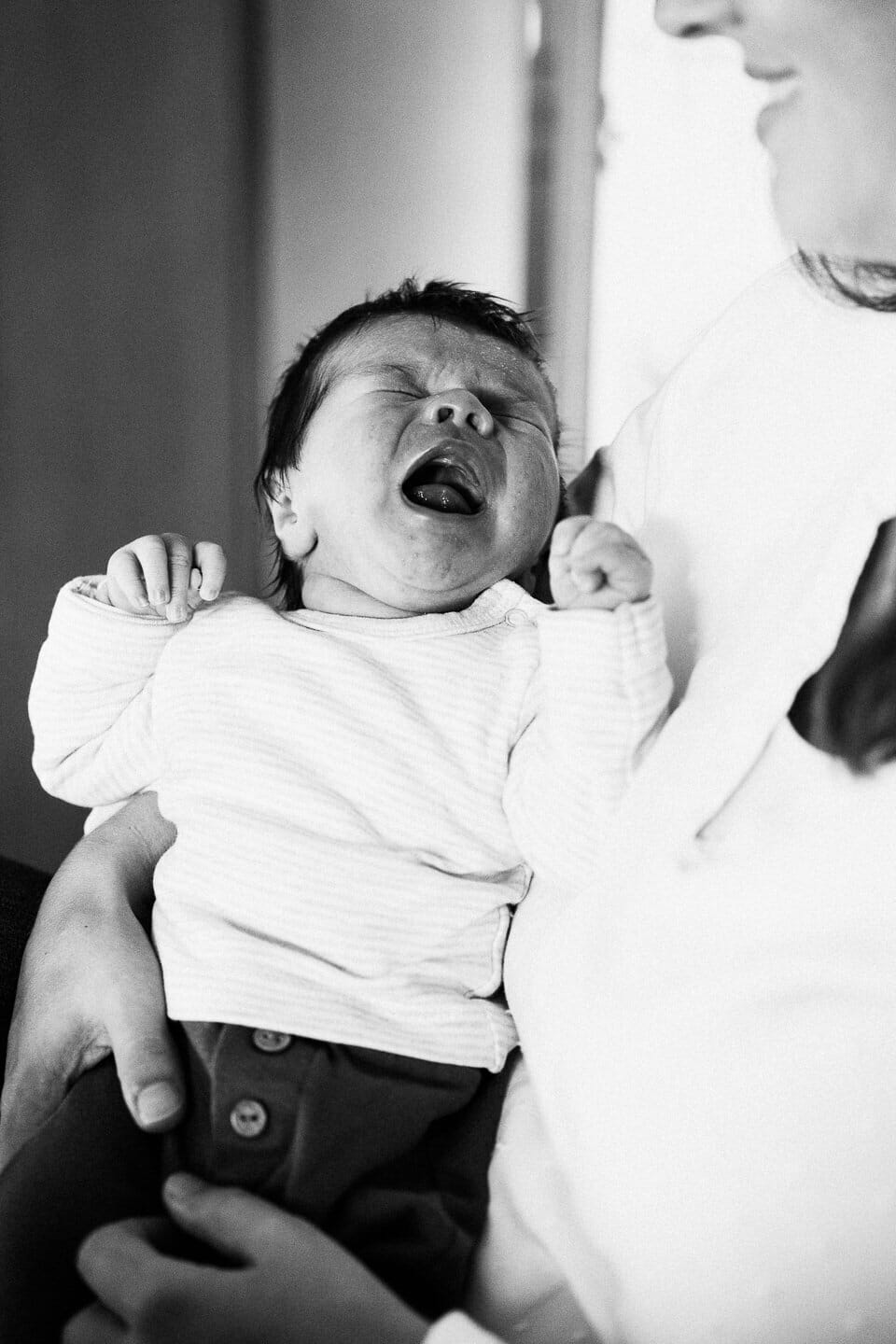 Familienfotograf Karlsruhe Homestory Newborn Fotoshooting Natuerliche Fotografie Echtes Leben Echte Fotografie Neugeborenenfotografie