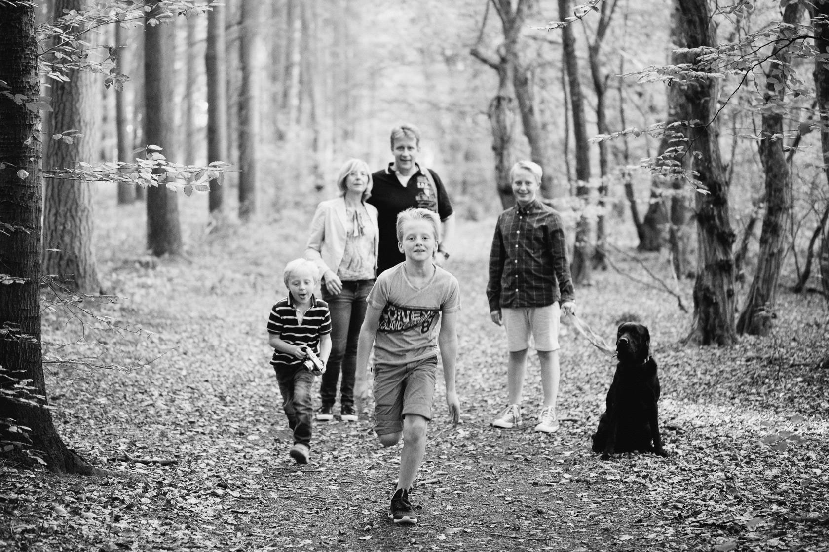 Familienfotos im Herbst in Waghäusel Familie Anders SW Schwarzweiss Blackandwhite Wald Herbstlaub