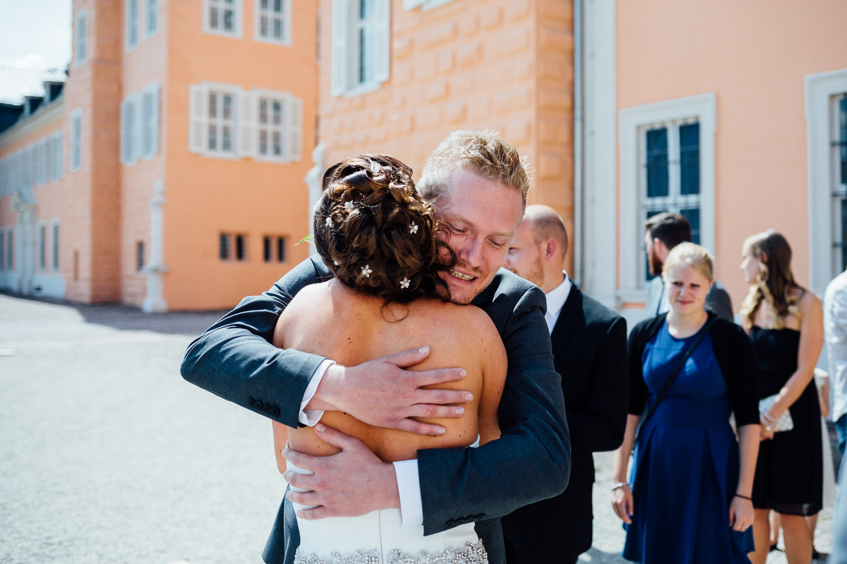 Freie Trauung Jenny und Mathias im Schloss Schwetzingen Gratulationen vor der Kapelle