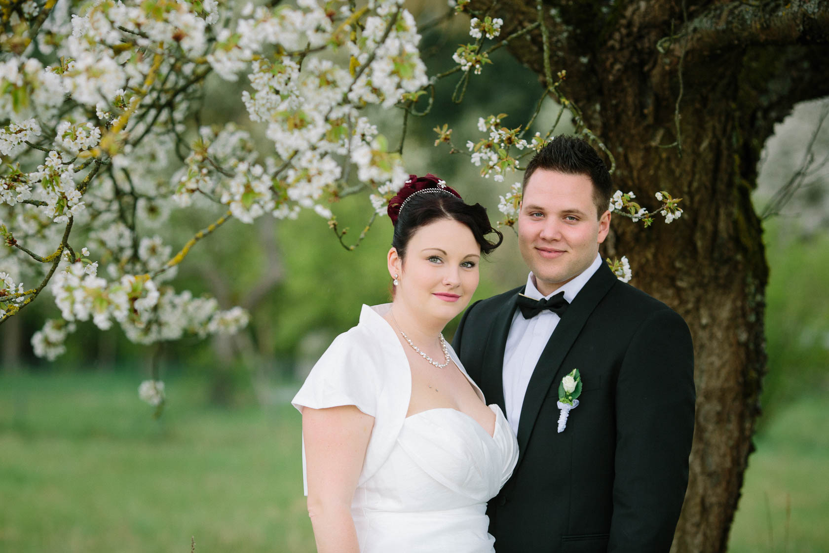 Brautpaar Shoot mit Kirschblüten Hochzeitsfotos mit Kirschblüten im Frühling